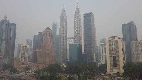Die-Ikonischen-Petronas-Zwillingstürme,-Eingehüllt-In-Dunst,-Der-Durch-Indonesische-Waldbrände-Verursacht-Wurde