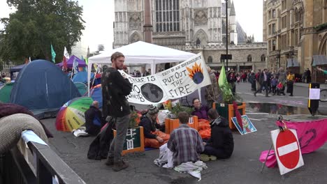 Los-Manifestantes-Se-Sientan-En-El-Suelo-Durante-Las-Protestas-De-Rebelión-De-Extinción-En-Londres,-Reino-Unido