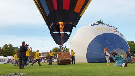 Gente-Capturando-El-Lanzamiento-De-Un-Globo-Aerostático-En-Italia