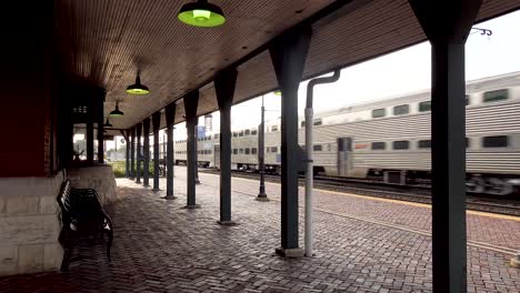 Tren-De-Pasajeros-En-Movimiento-Rápido-Que-Pasa-Por-La-Antigua-Estación-De-Cercanías-4k