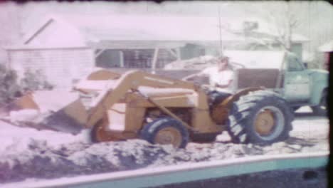 Schwenk,-Mann-Schüttet-Erde-Auf-Den-Bulldozer,-Malerischer-Blick-Auf-Die-Baustelle-Eines-Schwimmbades-In-Den-60er-Jahren