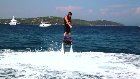 Zeitlupen-Jetboarding-Im-Süden-Frankreichs-Mit-Einer-Bucht-Voller-Megayachten