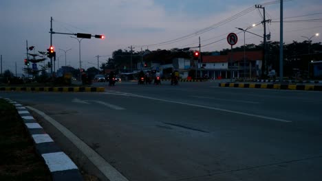 The-crossroad-condition-of-a-road,-which-is-full-of-motorists-and-motorists-at-dusk