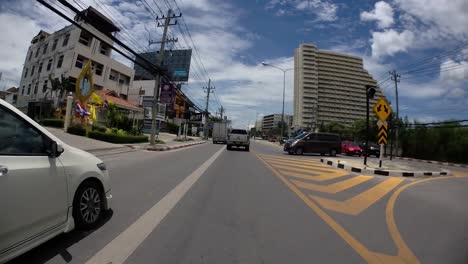 Este-Es-Un-Lapso-De-Tiempo-Con-Una-Cámara-De-Acción-Montada-Frente-Al-Camión,-Conduciendo-De-Pranburi-A-Hua-Hin-Y-De-Hua-Hin-A-Bangkok-En-Phet-Kasem-Road