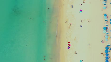 Luftaufnahme-Von-Surin-Beach-In-Phuket,-Thailand,-Südlich-Von-Thailand,-Surin-Beach-Ist-Ein-Sehr-Berühmtes-Touristenziel-In-Phuket,-4K-Luftbildstrand