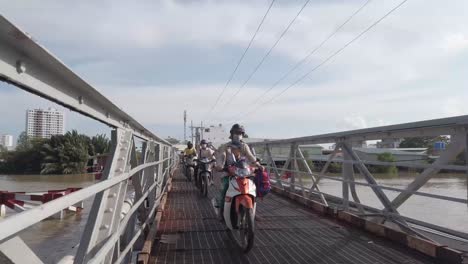 Motos-Cruzan-Un-Puente-Angosto-En-El-Distrito-7-De-La-Ciudad-De-Ho-Chi-Minh