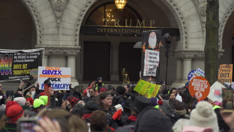 Eine-Große-Gruppe-Von-Demonstranten-Mit-Frauenrechten-Und-Anti-Trump-Schildern-Demonstriert-Während-Des-DC-Frauenmarsches-Vor-Dem-Trump-Hotel