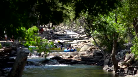 Schläuche-In-Boulder-Creek,-Boulder,-Colorado