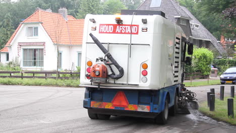 Straßenkehrer-Bei-Der-Arbeit-In-Einem-Vorort-In-Den-Niederlanden