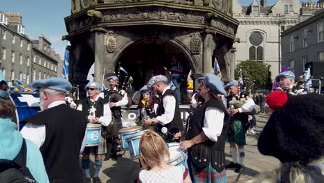 Eine-Menschenmenge-Sieht-Zu,-Wie-Eine-Schottische-Pipe-Band-Auf-Dem-Aberdeen-Mercat-Musik-Spielt