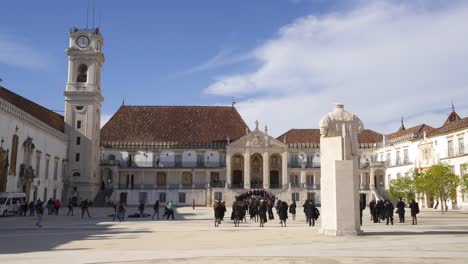 Studenten-Der-Universität-Coimbra-Werfen-Traditionelle-Umhänge-In-Die-Luft,-Portugal