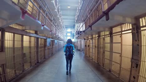 Frau-Geht-Mitten-Durch-Die-Gefängniszellen-Von-Alcatraz-In-San-Francisco,-USA