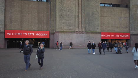 Menschen,-Die-Durch-Den-Eingang-Der-Berühmten-Kunstgalerie-Des-Tate-Modern-Museum-In-Der-Stadt-Ein--Und-Aussteigen