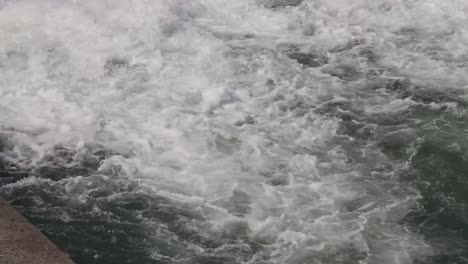 Aufnahmen-Des-Wasserflusses-Des-Staudammreservoirs-Der-Nationalen-Bewässerungsbehörde,-Das-Zur-Erzeugung-Von-Wasserkraft-Im-San-Roque-Staudamm-In-Pangasinan,-Philippinen,-Gebaut-Wurde