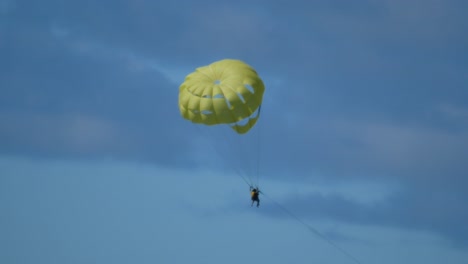 Ein-Paar-Beim-Parasailing-Abstieg-Hängte-Einen-Gelblichen-Fallschirm-Auf