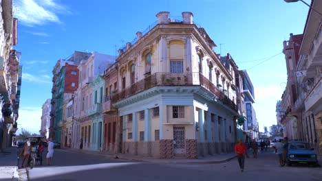 Old-Havana,-Colorful-Colonial-Buildings-and-People-on-Street-in-Cuban-Capital