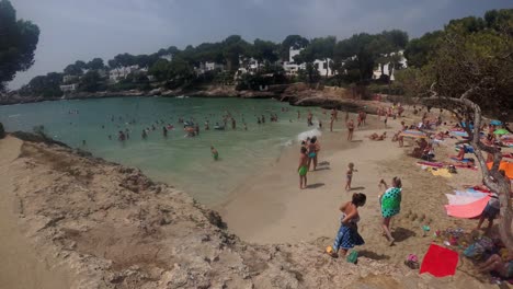 Spanien-Mallorca-Cala-D&#39;or-Strand-4k-Bei-60fps-Mit-Yi-4k-Wellen-Und-Menschen-An-Einem-Bewölkten-Tag-Am-Nachmittag