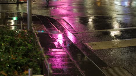 Bunte-Stadtlichtreflexionen-Auf-Dem-Wasser-Während-Des-Regnerischen-Tages