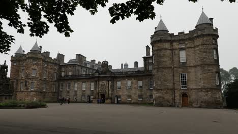 El-Patio-Del-Palacio-De-Holyrood,-Residencia-Real-En-Edimburgo,-Escocia-Con-árboles-En-La-Parte-Superior-De-La-Imagen-Que-Enmarca-El-Castillo