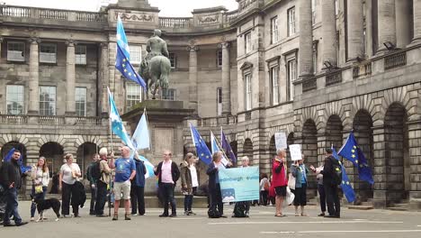Cámara-Lenta-De-Manifestantes-Que-Apoyan-La-Audiencia-Legal-De-La-Prórroga-Del-Parlamento-En-El-Tribunal-De-Sesión-En-Edimburgo