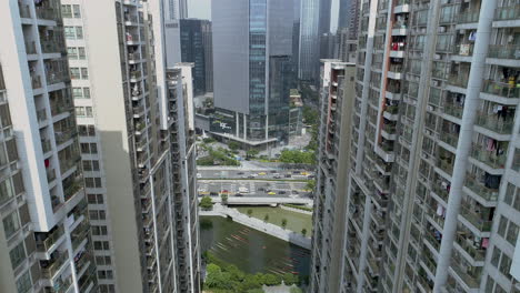 Bloque-Residencial-En-El-Centro-De-Guangzhou-Con-Un-Edificio-De-Oficinas-En-El-área-De-Cbd-Y-Una-Autopista-Con-Tráfico-Denso-Durante-El-Día