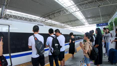 Massen-Von-Chinesen-Warten-Auf-Einem-Bahnsteig-Auf-Den-Hochgeschwindigkeitszug