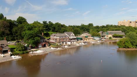 Toma-Panorámica-De-La-Fila-Del-Cobertizo-A-Lo-Largo-Del-Río-Schuylkill-Y-El-Parque-Fairmount