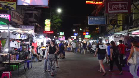 Touristen,-Die-Auf-Der-Khao-Sarn-Road-Spazieren-Gehen