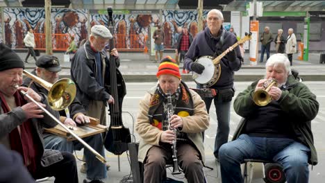 Eledery-Group-Busking---Espectáculo-Callejero-En-Melbourne-Cbd-Un-Grupo-De-Músico-Callejero