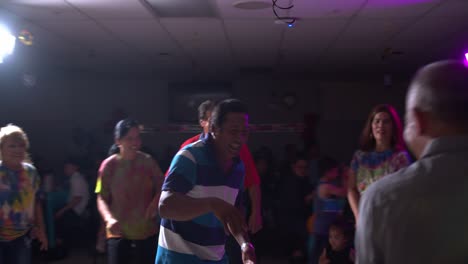 Parallaxenaufnahme-Erwachsener-Filipinos-Und-Asiaten,-Die-Auf-Einer-Party-In-4K-Tanzen