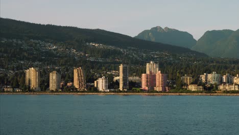 West-Vancouver-Immobiliengebäude-Direkt-Am-Pazifischen-Ozean