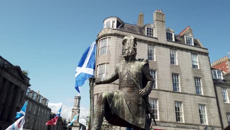 Una-Estatua-De-Gordon-Highlanders-Sosteniendo-El-Saltire-En-Una-Marcha-Pro-independencia-Escocesa