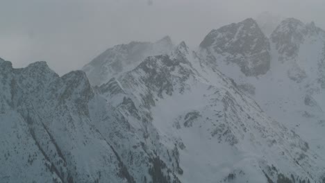 Bergzeitraffer-Mit-Wolken,-Die-über-Den-Gipfel-Rollen