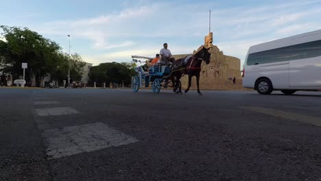 Die-Calandria-Oder-Tumbril-Ride-Auf-Der-Montejo-Avenue-In-Merida-Führt-Uns-Zurück-In-Die-Kolonialzeit