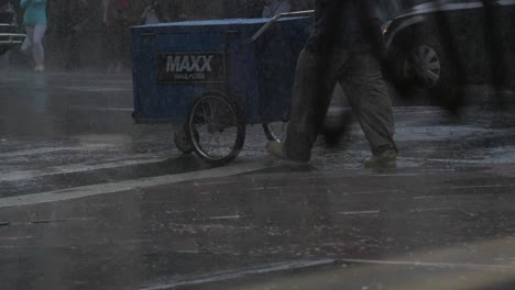 Maxx-Mail-USA-Kutsche-Im-Regen-In-Manhattan,-New-York-City-–-180-Fps-Zeitlupe