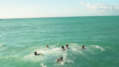 Kinder-Springen-An-Diesem-Wunderschönen-Strand-Auf-Der-Insel-Tobago-Ins-Meer