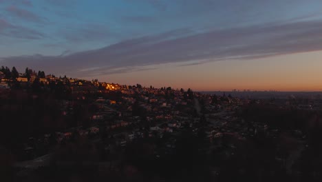 Luftpanorama-Einer-Modernen-Stadt-Während-Eines-Farbenfrohen-Und-Bewölkten-Sonnenuntergangs