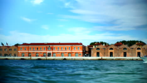 Navegando-En-Venecia-En-El-Gran-Canal,-Con-Barcos-Pasando,-Casa-De-Ropa-Colorida-En-La-Orilla