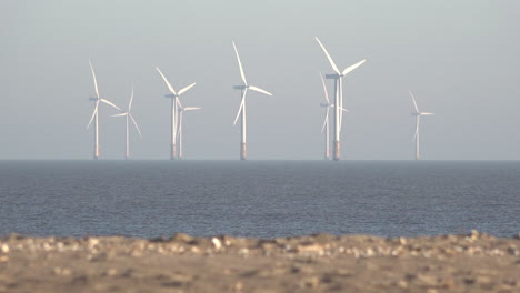 Die-Turbinenblätter-Drehen-Sich-Im-Riesigen-Windpark-Lincs,-Der-Acht-Kilometer-Vor-Der-Küste-In-Der-Nordsee-Vor-Der-Ostküste-Englands-Liegt