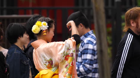 Cámara-Lenta-De-Una-Joven-Japonesa-Usando-Un-Kimono-Tomando-Fotos-Con-Su-Teléfono-Inteligente