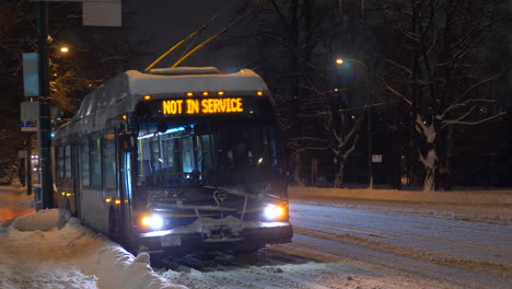 Linienbusse-Parken-Am-Mit-Dickem-Schnee-Bedeckten-Straßenrand-In-Hastings-County,-Ontario,-Kanada-–-Mittlere-Aufnahme