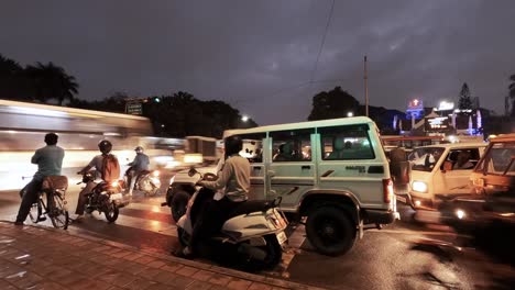 Paisaje-De-Tráfico-En-Bangalore,-India,-Que-Muestra-Un-Cruce-De-Carreteras-Muy-Concurrido-Con-Un-Gran-Número-De-Viajeros---Toma-Constante