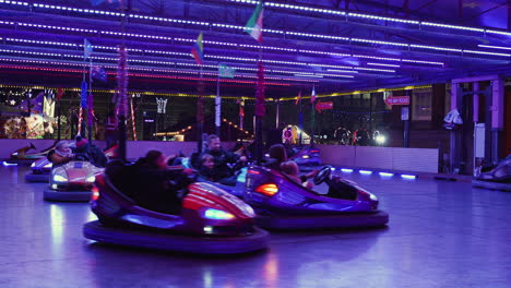 Flashing-colorful-lights-of-an-amusement-park-ride-at-night