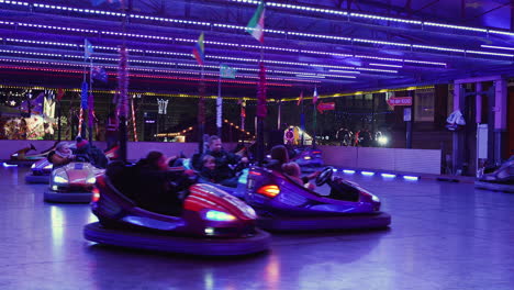 Blinkende-Bunte-Lichter-Einer-Vergnügungsparkfahrt-In-Der-Nacht