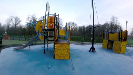 Entspannender-Bunter-Gruseliger-Leerer-Spielplatz-Für-Kinder-Fpv-Zeitlupe-Fliegende-Luftaufnahme