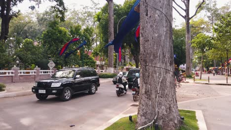 Carretera-Muy-Transitada-Fuera-De-Los-Jardines-Reales