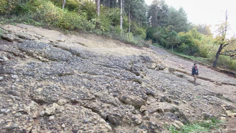 Weitwinkelaufnahme-Zeigt-Reiseführer-Bei-Ausgrabungen-Der-Sonnenpyramide-Im-Bosnischen-Tal-Der-Pyramiden,-In-Der-Nähe-Der-Stadt-Visoko-–-Bosnien-Und-Herzegowina