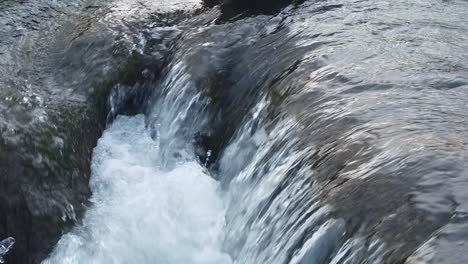 Wasserstrom-In-Einem-Mini-Wasserfall-Mit-Blasen-In-Einem-Kalten-Winter