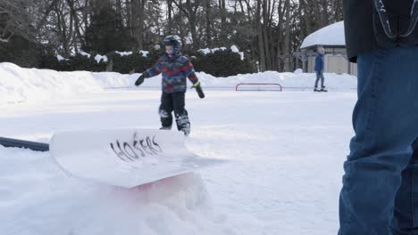 Eine-Kaukasische-Familie-Läuft-Im-Winter-Draußen-Schlittschuh