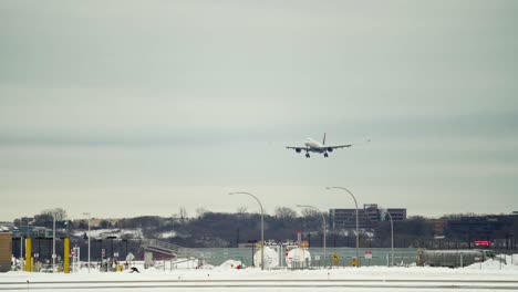 A-passenger-aircraft-coming-in-to-land-at-Minneapolis−Saint-Paul-International-Airport